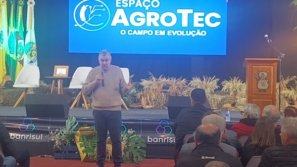 Senador Luis Carlos Heinze palestra neste momento sobre securitizao no Espao Agrotec da Fenarroz