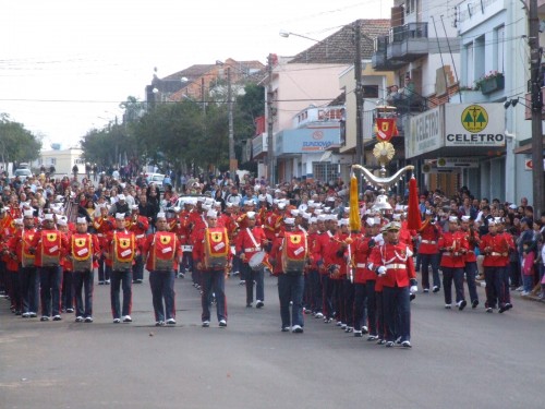 Banda dos Fuzileiros Navais do Rio de Janeiro deu mostra no desfile da Rua Jlio do show que acontece neste domingo  tarde