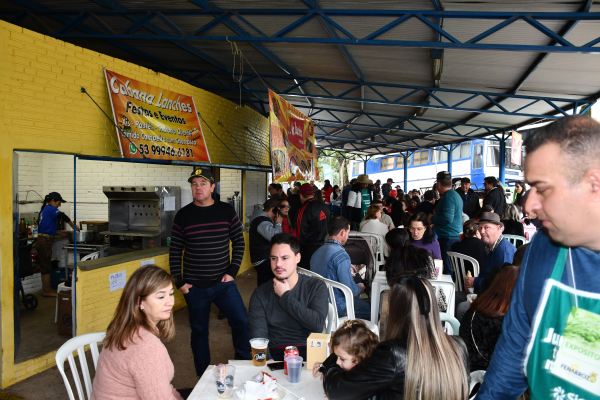 23 FENARROZ apresenta ampla praa de alimentao para atender visitantes