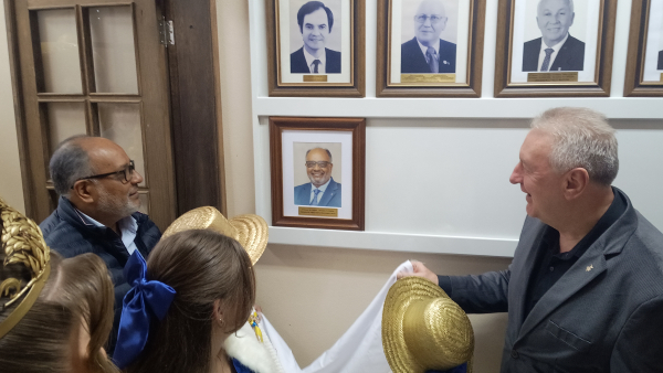 Fenarroz homenageia ex-presidente Tom�z Arbelo com descerramento de placa