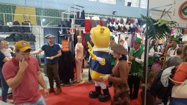 Arrozito divulga Fenarroz na  Kolonie Fest