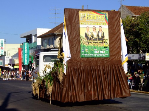 Desfile temtico da Fenarroz leva pblico de 10 mil pessoas para as ruas domingo