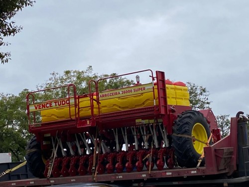 Mquinas e implementos agrcolas comeam a chegar para a 22 FENARROZ