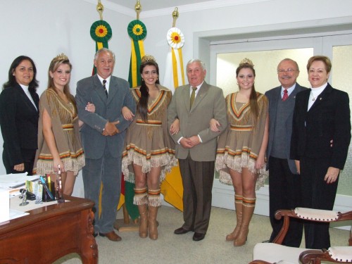 Comitiva e Soberanas convidam prefeito de Cachoeira do Sul