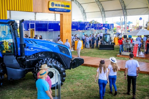 Revenda New Holland Super Tratores faz sua estreia na Fenarroz