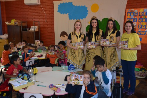 Visita das Soberanas da 19 Fenarroz na Escola Estadual Liberato Salzano