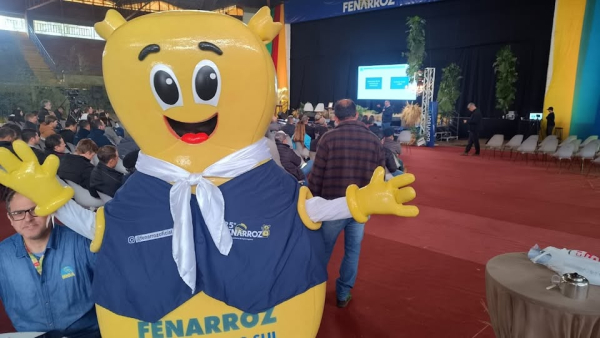 Arrozito j circula pela Fenarroz, encantando expositores e visitantes